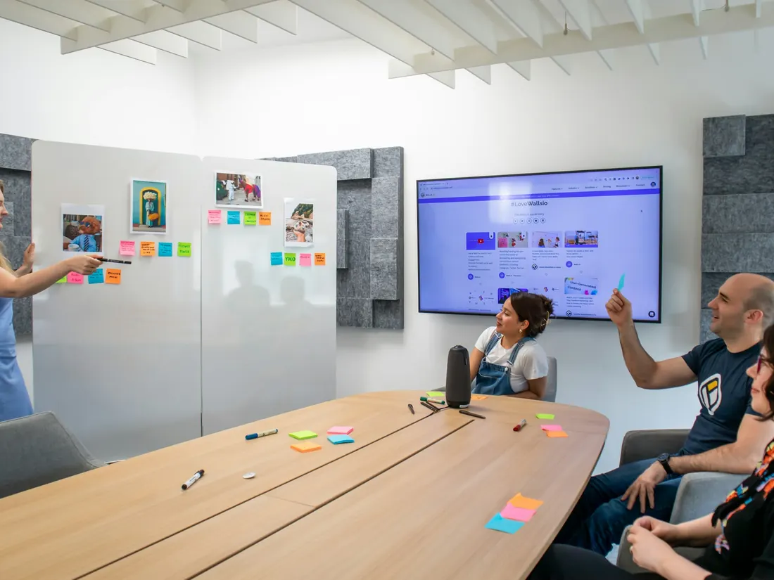 Equipo en una sesión de trabajo frente a una pantalla